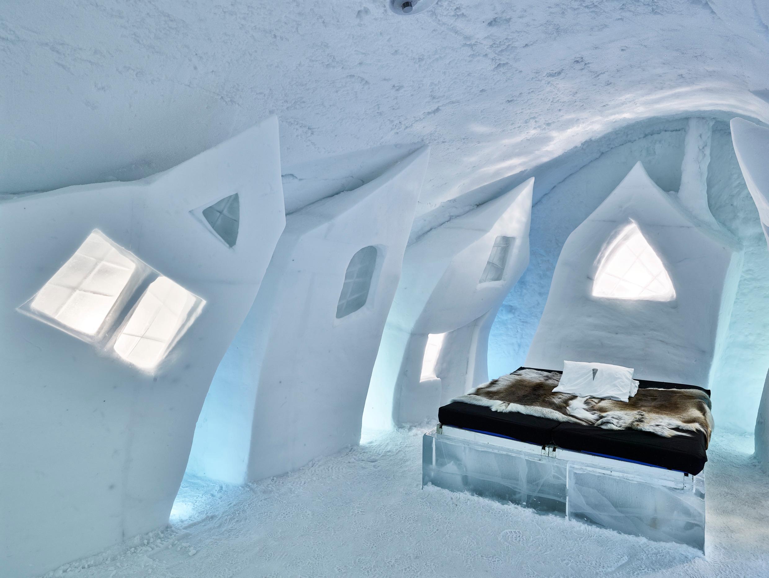 Интерьер одного из номеров в ледяной гостинице Icehotel.