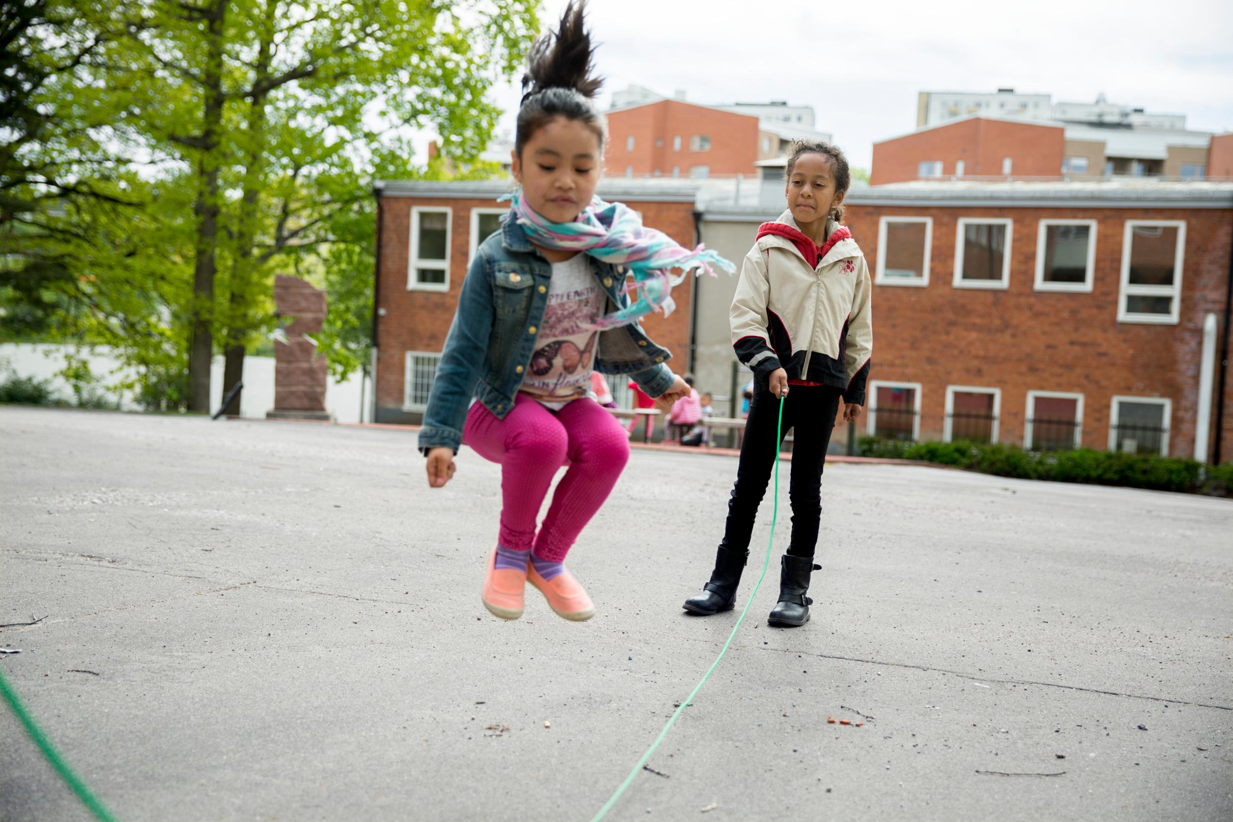 Школа в Швеции: дети играют на школьном дворе.