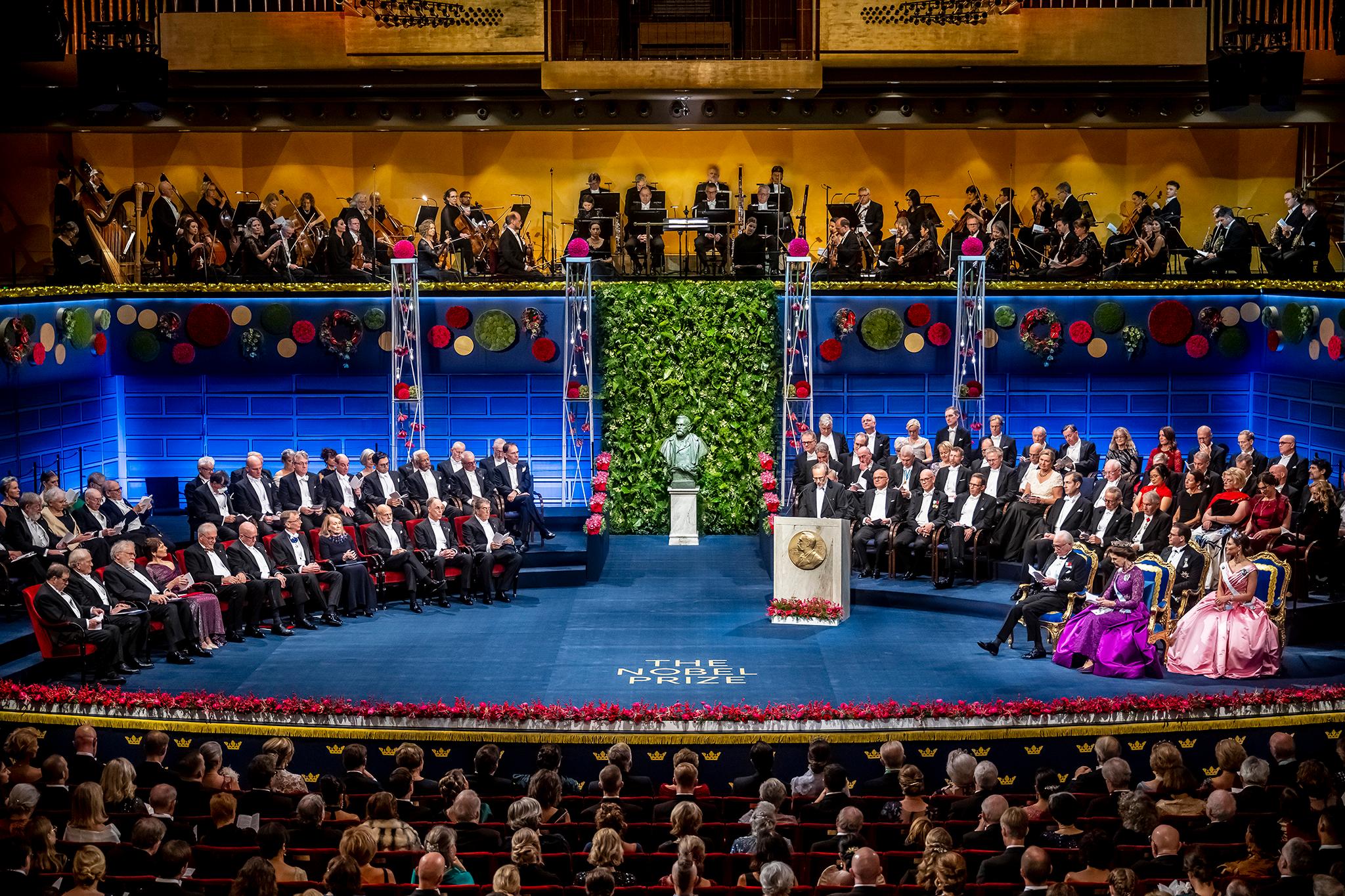 Церемония на сцене Королевской филармонии в Стокгольме, вручение Нобелевских премий.