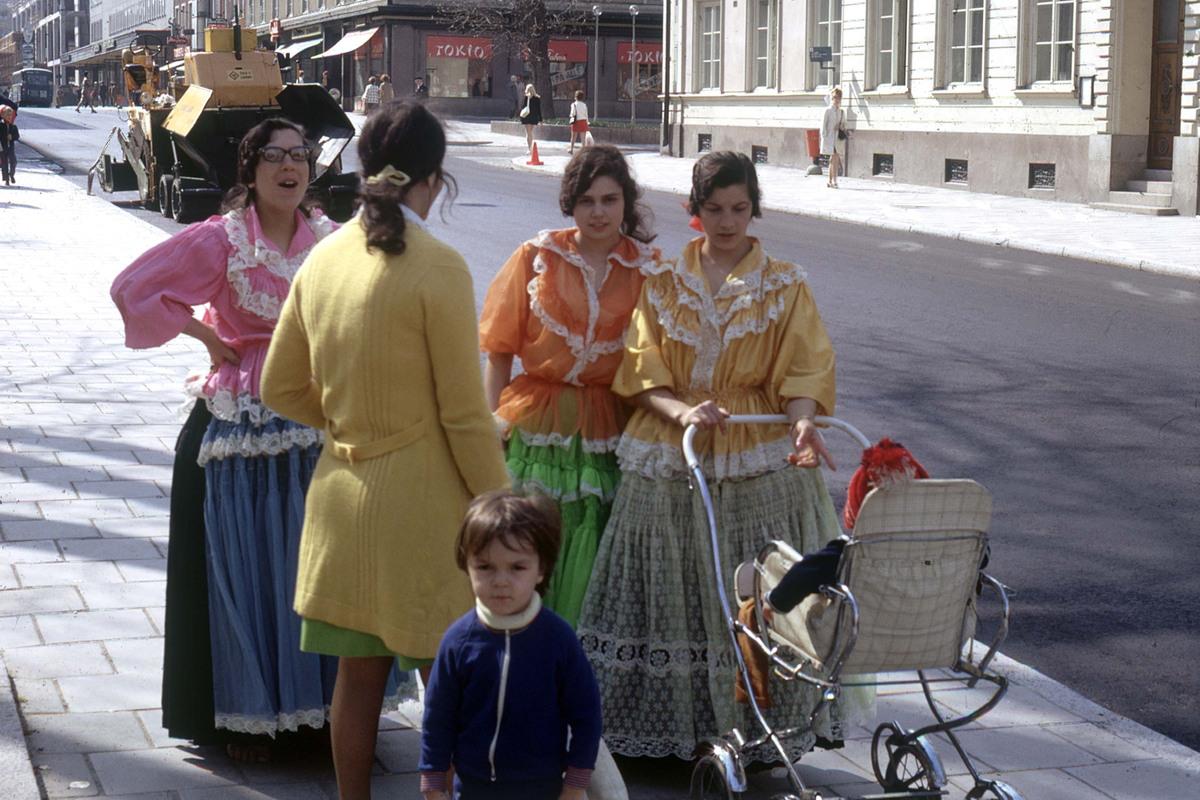 Шведские цыгане в городе Вестерос. 1970-е годы.